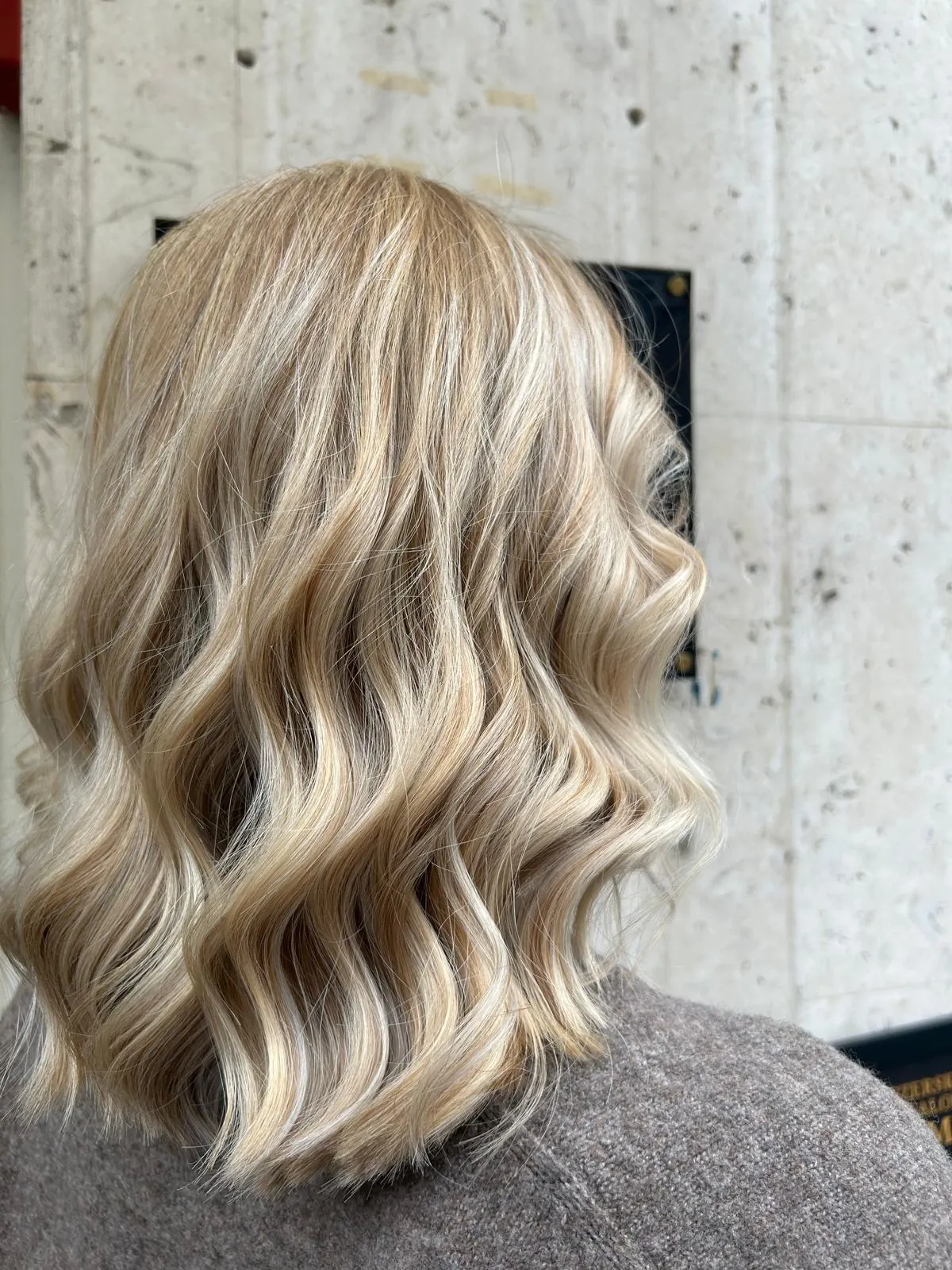 Plava balayage frizura u valovima